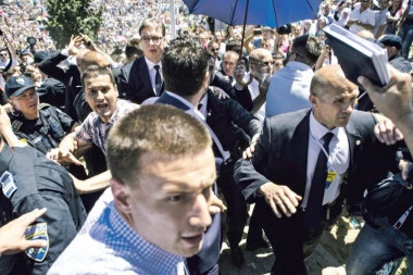 NIKO NIJE ODGOVARAO! Prošlo je SEDAM godina od napada na Aleksandra Vučića u Potočarima!