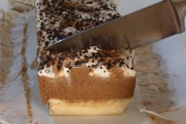 (VIDEO) Čokoladno ludilo: Za tačno 8 minuta speman je najkremastiji kolač na svetu!