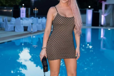 (FOTO) NEVALJALA MAJA: Pevačica se razgolitila, pa pozirala bez VEŠA, a svi su gledali u detalj na INTIMNOM DELU tela!