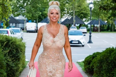 Putnici u avionu besneli zbog Dare: Pevačica zbog šopinga kasnila na let!