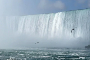 MAJKA SA SINOM SKOČILA SA NIJAGARINIH VODOPADA, PA NA MESTU NASTRADALA: Jeziva priča trese Ameriku, dečaku se i dalje bore za život!