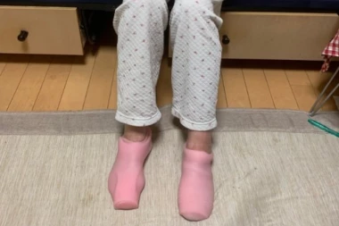 (FOTO) PRESMEŠNO! Kakav peh jedne bake: Navukla je na noge "igračke za odrasle" svog unuka!