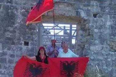 (FOTO) Skandal kod Ulcinja: Albanci mašu svojim zastavama kod SRPSKE SVETINJE!