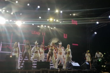 Karleuša dovela decu na nastup pa se pojavila polugola!