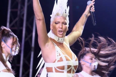 Ponovo šokira: JK u akciji sa devojkama na jahti!