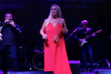 Njene kolege se razbežale! Pevam iz inata: Vesna Zmijanac videla da je ostalo malo ljudi, a ipak nastupila!