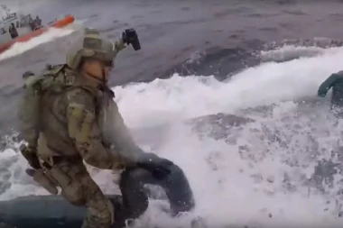 (VIDEO) Filmska akcija američkog pripadnika Obalske straže: Skočio na podmornicu a potom je usledio obračun sa krijumčarima droge