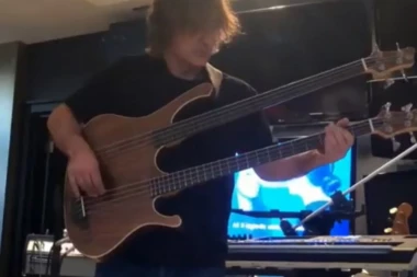 SAVLADAO DVOGLAVO ČUDO! Ovako izgleda ručno rađena gitara koja je konačno u Željkovom vlasništvu!