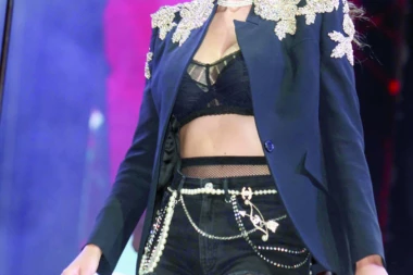 Aleksandra se sve više razgolićuje: Otkad se porodila šeta polugola!