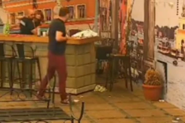 "Ko me je terao da budem sa bolesnicom": Devojka pogodila Ivana Marinkovića šoljom u grudi, on zakukao na sav glas!