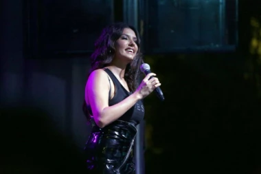 Tanja nasmejana, a došla bez muža: Pevačica bežala od novinara nakon pisanja da joj se suprug leči od droge!