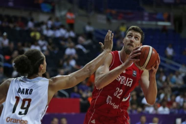 KUZMI BOLJE pomera ruke i noge