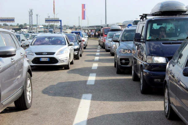 GRCI ZATVORILI GRANICU ZA SRBE: VLASTI U ATINI ZABRANILE DOLAZAK NAŠIH TURISTA