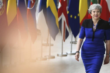 (HIT VIDEO) Tereza Mej opet đuskala, ovoga puta sa mužem!