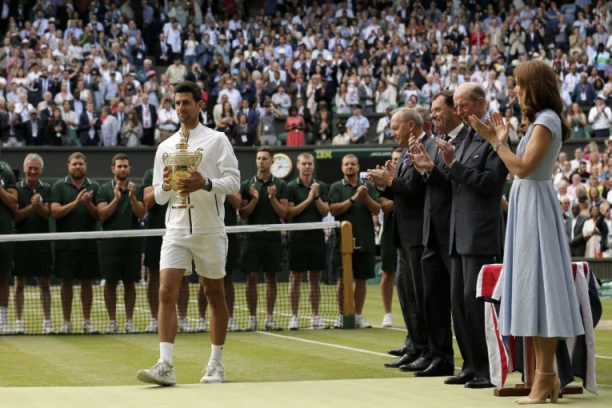 NOVAK VEĆ HLADI ŠAMPANJAC: Posle OVOGA se TITULA na Vimbldonu više ne dovodi u pitanje