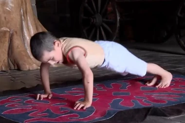 (VIDEO) Od čega je ovaj mali?! Ima samo 6 godina, a uspeo da uradi 4.500 sklekova za 2 sata!