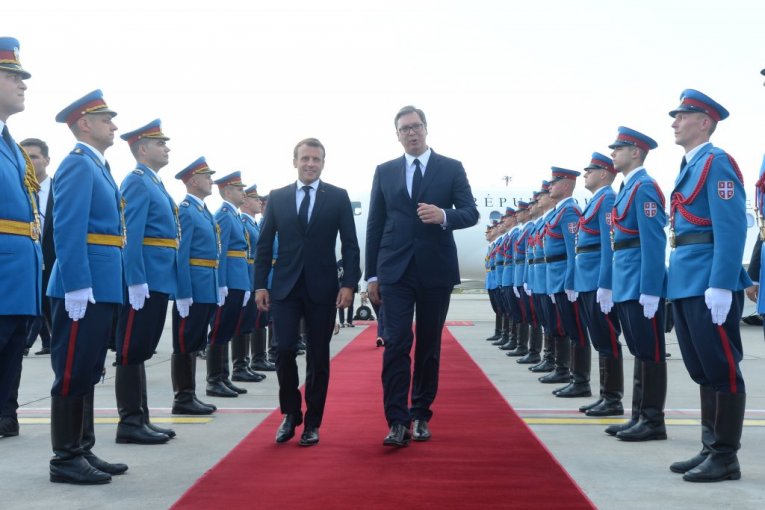 18 godina nijedan francuski predsednik nije došao ovde - to je previše: Ovako se Makron obratio Vučiću,a  onda pomenuo i Đokovića