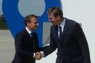 Ovim rečima se Vučić obratio Makronu na kapiji Srbije