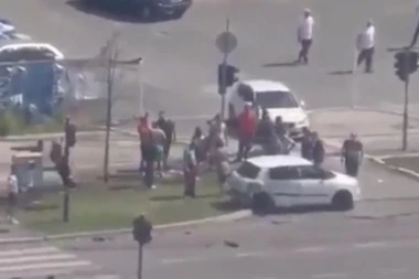 (FOTO) Saobraćajka u bloku 45: Povređena žena!