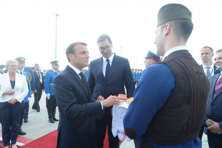 (VIDEO) Ovako je izgledao dolazak Makrona u Srbiju: Malo "migovi", malo hleb i so!