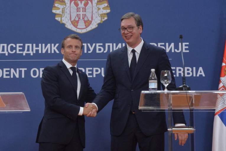 "Želim da se nastavi razvoj odnosa naših zemalja koji se napajaju iz bogate istorije"! Makron PRVI uputio čestitku Vučiću povodom DANA DRŽAVNOSTI!