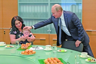 Ruskinja razotkrila Putina? Zna s decom jer ima bebe