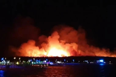 UTVRĐENO ZAŠTO JE GORELA HRVATSKA IBICA Direktor policije saopštio šta je uzrokovalo požar zbog kog je EVAKUISANO 10.000 LJUDI