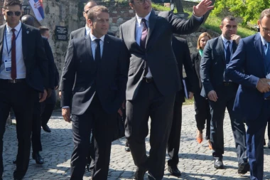 (VIDEO) Nestvarno na Kališu: Evo na kom jeziku priča Makron dok mu cvrkut ptica remeti govor!