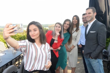 Makron poručio mladima da postoji evropska perspektiva za sve zemlje