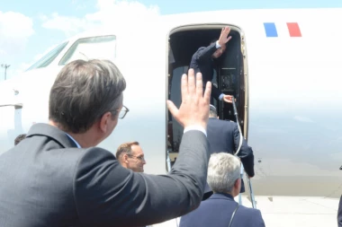 (FOTO) Makron završio dvodnevnu posetu Srbiji: Vučić ga ispratio do aviona