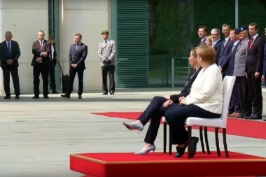 Stanje je sve gore! Merkel ponovo sedela tokom intoniranja himni