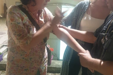 (FOTO) U Pedagoškom muzeju prekinut koncert: Letele flaše, jednoj ženi povređena glava!