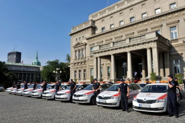 (VIDEO) Komunalna milicionerka nasrnula na Beograđanina, pa "popila" suspenziju: Pogledajte šokantan snimak obračuna u centru grada