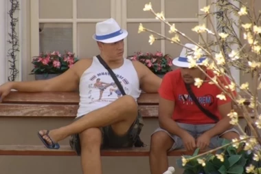 (FOTO) Konačno pokazao devojku: Snimljen sočan poljubac usred noći!