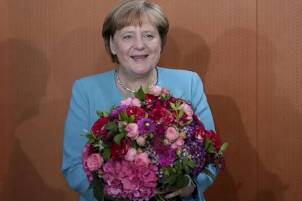 "MERKELOVA JE SOTONA, ŽRTVUJE LJUDE": Desničari napali artefakte u tri nemačka muzeja u Berlinu!