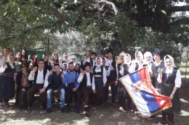 Srpsko kolo nasred Crvenog trga uz čestitku Noletu za odbranu trofeja na Vimbldonu!