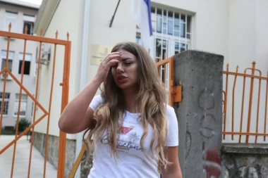 (VIDEO) Drama u Centru za socijalni rad: Dragana izašla naduvenih očiju, Siniša se nije pojavio!