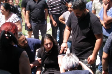 (FOTO) Stotine ljudi ispratilo žrtve pomahnitalog dede: Knjaževcom se ore jauci rođaka, Jastrebova majka nekoliko puta pala u nesvest