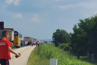 Teška nesreća kod Velike Plane: Sudar cisterne i tri automobila, poginuo dečak (11)