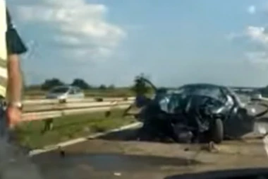 (VIDEO) Strašna tragedija kod Velike Plane: Deda vozio unuke, pa se zakucao u kamion - dečak stradao, on i devojčica u teškom stanju