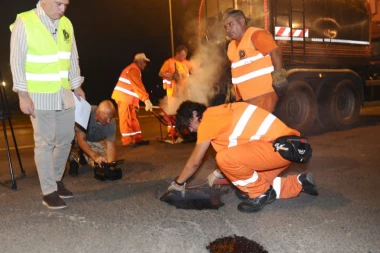 (FOTO) Nova metoda za brže saniranje udarnih rupa na ulicama Beograda