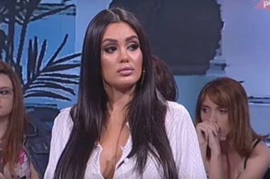 (VIDEO) KORAĆEVOJ BUKNULO CELO LICE: Kamere usnimile žešće fleke, svi se pitaju ŠTA JE OVO?!
