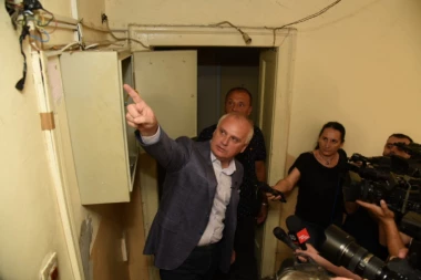 (FOTO) Gradsko stambeno i Vesić na terenu naišli na nelegalno priključivanje kablovske i interneta!