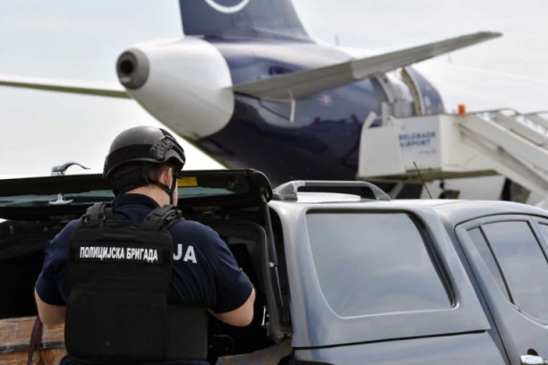 OTKRIVAMO! ČUDOM IZBEGNUTA TRAGEDIJA NA BEOGRADSKOM AERODROMU: Kontrolorke usmerile avion na grupu radnika
