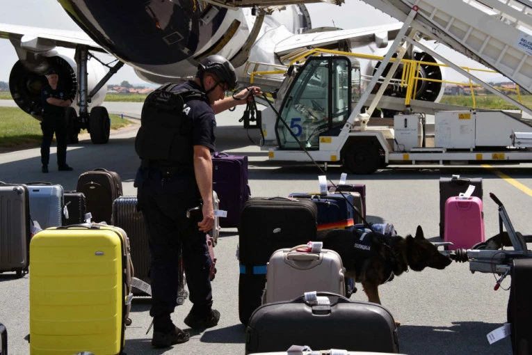 A, GDE SI TI POŠAO SA 100.000 EVRA?! Bogat ulov na Aerodromu Nikola Tesla, carinici otkrili neprijavljen NOVAC!
