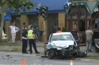 Procurio snimak jezivog udesa u Zrenjaninu: Pogledajte kako je automobil svom silinom udario u drugo vozilo, pa se zabio u baštu kafića