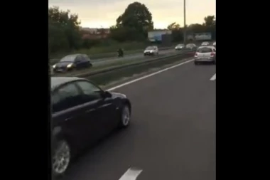 (VIDEO) Pogledajte kako motociklista divlja autoputem i vozi u suprotnom smeru