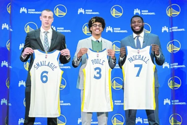 (VIDEO) Smailagić doneo saigračima srpsku hranu - Jogurt ni da pomirišu, burek i ćevapi su dobro prošli, ali oprezno!