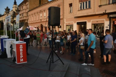 I DALJE SE BLAMIRAJU: Đilasovi, Boškovi i Jeremićevi zablistali na protestu u Novom Sadu