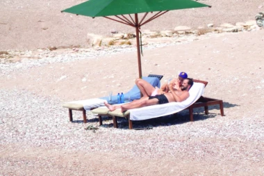 Glumac se baškari na Crnogorskom primorju: Kapičić se brčka sa devojkom na plaži!